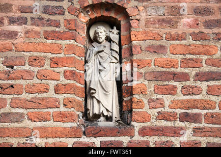 Statue in einer Nische mit Blick auf den Garten in St Johns Krankenhaus in Lichfield Stockfoto