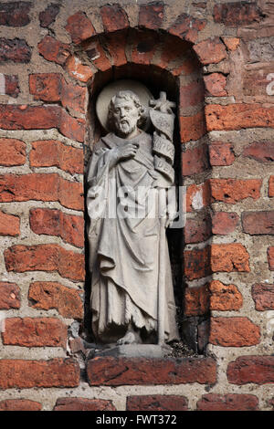 Statue in einer Nische mit Blick auf den Garten in St Johns Krankenhaus in Lichfield Stockfoto