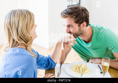 Mann eine Womans Hand küssen Stockfoto