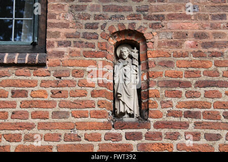 Statue in einer Nische mit Blick auf den Garten in St Johns Krankenhaus in Lichfield Stockfoto