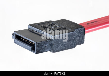 PC-SATA Festplatte Kabel mit Steckern. Isoliert auf weißem Hintergrund, Clipping-Pfad Stockfoto