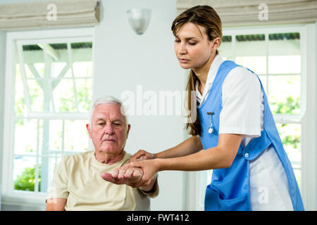 Krankenschwester, die Unterstützung von älteren Menschen ausgerichtet Stockfoto