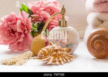 Bad-Anordnung mit Parfüm-Flasche und schönen Blumen Stockfoto