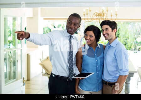 Real estate agent zeigt das Haus zu koppeln. Stockfoto