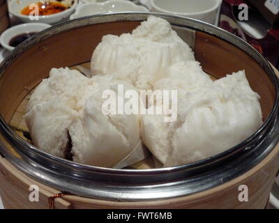 Cha Siu Bao, gedämpfte Schweinefleisch Brötchen in einem Bambus-Dampfer. Dim Sum vom Feinsten! Stockfoto