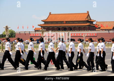 Verkehr-Offiziere zu Fuß über einen Zebrastreifen am Tiananmen-Platz, Peking, China Stockfoto