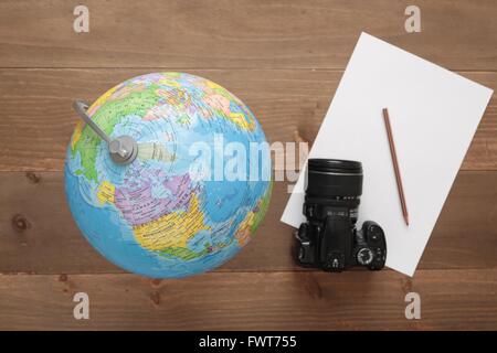 Elche, Spanien. 31. März 2016: Globus und eine Kamera auf hölzernen Hintergrund Stockfoto