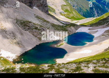 Hochgebirgssee in Form der Gläser Stockfoto