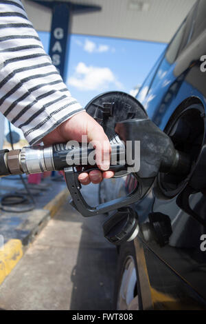 Man pumpt Benzin Kraftstoff im Auto an Tankstelle Stockfoto