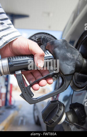 Man pumpt Benzin Kraftstoff im Auto an Tankstelle Stockfoto