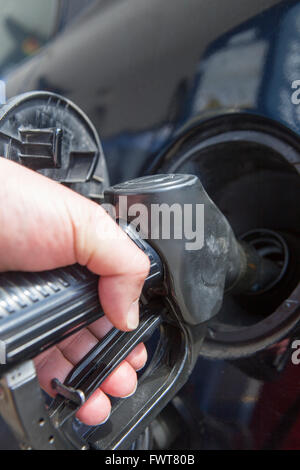 Man pumpt Benzin Kraftstoff im Auto an Tankstelle Stockfoto