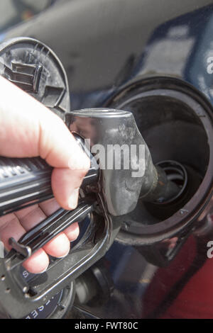 Man pumpt Benzin Kraftstoff im Auto an Tankstelle Stockfoto