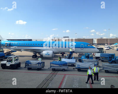 KLM Flugzeug steht auf dem Rollfeld am Flughafen Schiphol in Amsterdam, Niederlande. 4. August 2014. Stockfoto