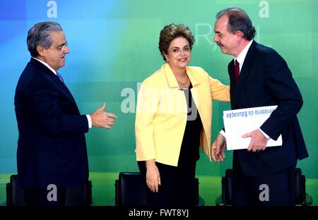 Brasilianische Präsidentin Dilma Rousseff Dank Bildungsministerin Aloizio Mercadante während einer Bildungsveranstaltung im Präsidentenpalast Planalto 5. April 2016 in Brasilia, Brasilien. Rousseff kämpft für ihr politisches Leben wie ein massiven Korruptionsskandal ihre Verwaltung verschlingt. Stockfoto