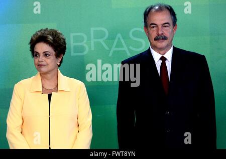 Brasilianische Präsidentin Dilma Rousseff mit Bildungsministerin Aloizio Mercadante während einer Bildungsveranstaltung im Präsidentenpalast Planalto 5. April 2016 in Brasilia, Brasilien. Rousseff kämpft für ihr politisches Leben wie ein massiven Korruptionsskandal ihre Verwaltung verschlingt. Stockfoto