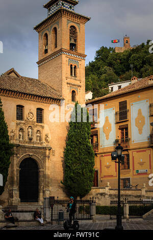 Ansicht der Iglesia de San Gil Y Santa Ana in San Pedro Bezirk, die Stadt Granada, Spanien Stockfoto