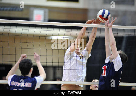 Spieler kämpfen am Netz, jeder Versuch, einen Volley mit einem Punkt für Ihre Mannschaft während einer High School Volleyball Match zu Ende. USA. Stockfoto