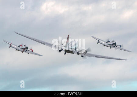 Swissair Douglas DC - 3C N431HM fliegen in Formation mit zwei Beech 18 Oldtimer-Flugzeuge Stockfoto