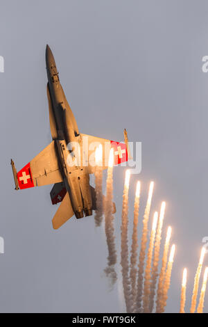 Schweizer Luftwaffe McDonnell Douglas F/A - 18C Hornet J-5014 feuern Gegenmaßnahme flammt auf. Stockfoto