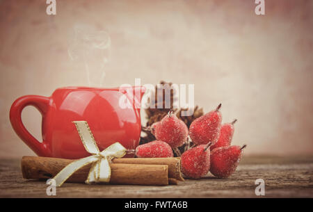 Weihnachts-Dekorationen auf Holztisch mit Textfreiraum Stockfoto