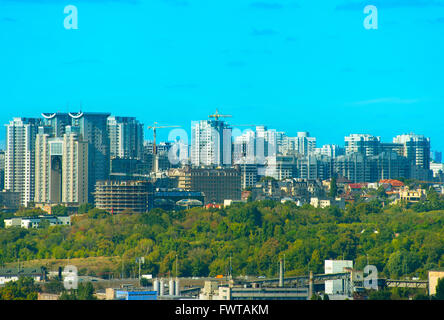Moderne Stadtteil mit vielen Wohnblocks in Kiew - die Hauptstadt der Ukraine Stockfoto