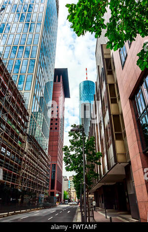 Wolkenkratzer-Canyon im Frankfurter Bankenviertel Stockfoto