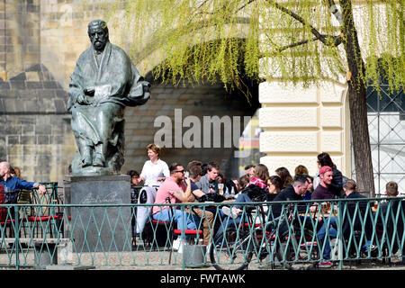 Prag, Tschechische Republik. Terrasse des Club Lavka Café mit Blick auf den Fluss Vltava. Statue von Bedrich Smetana... Stockfoto