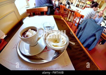 Prag, Tschechische Republik. Cafe Louvre auf Narodni Trida (Straße) Innenraum. Heiße Schokolade (Horka Cocolada) mit Schlagsahne serviert Stockfoto