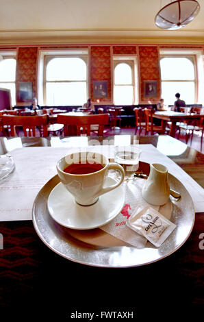 Prag, Tschechische Republik. Cafe Louvre auf Narodni Trida (Straße) Innenraum. Espressokaffee mit Wasser Stockfoto