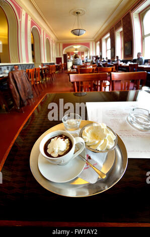 Prag, Tschechische Republik. Cafe Louvre auf Narodni Trida (Straße) Innenraum. Heiße Schokolade (Horka Cocolada) mit Schlagsahne serviert Stockfoto