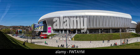 Cluj-Napoca, Rumänien - April 4,2016: Menschen genießen die ersten Tage des Frühlings in der Nähe von Cluj Arena Stadion in Cluj-Napoca, Rumänien Stockfoto