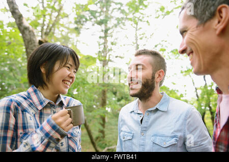 Multi-ethnischen Gruppe von Freunden Kaffeetrinken auf einem Campingplatz Stockfoto