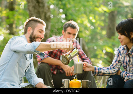 Multi-ethnischen Gruppe von Freunden Kaffeetrinken auf einem Campingplatz Stockfoto