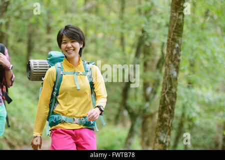 Junge Japanerin, Wandern in den Wäldern Stockfoto