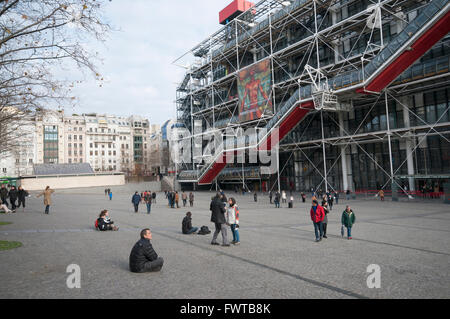 Menschen genießen einen Sonntag Nachmittag außerhalb Centre Georges Pompidou in Paris Frankreich Stockfoto