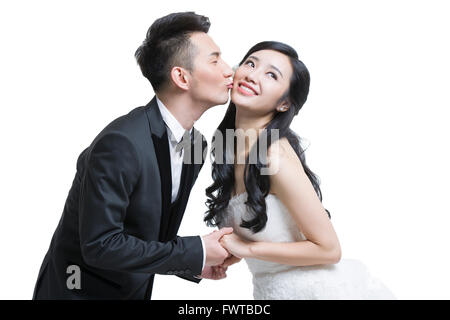 Glückliche Braut und Bräutigam küssen Stockfoto
