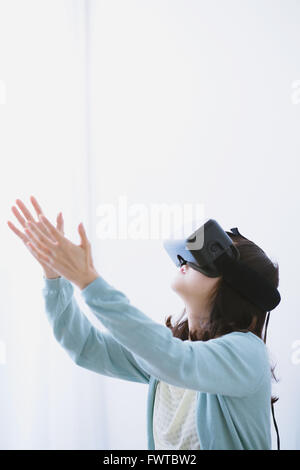 Japanerin mit virtual-Reality-Gerät Stockfoto