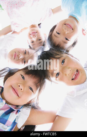 Japanische Kinder Blick in die Kamera Stockfoto