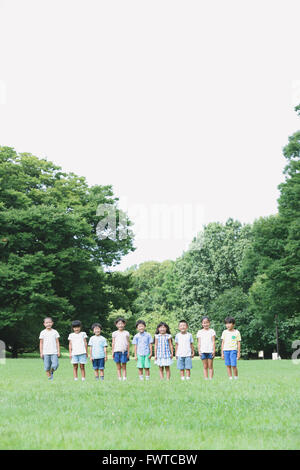 Japanische Kinder in einem Stadtpark Stockfoto