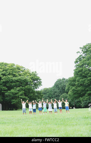 Japanische Kinder in einem Stadtpark Stockfoto