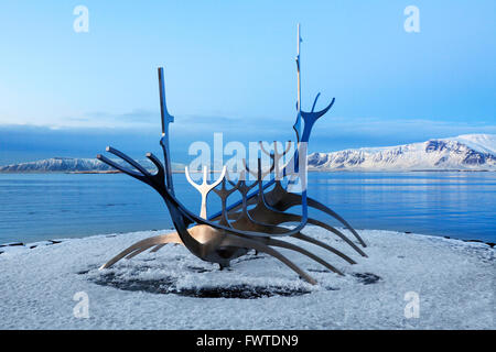 Die Solfar / Sonne-Handwerk / Sun Voyager Skulptur von Jón Gunnar Árnason am Saebraut im Winter, Reykjavik, Island Stockfoto