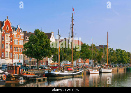 Museen-Hafen mit traditionellen Segelschiffen, festgemacht an der Untertrave in der Hansestadt Lübeck, Deutschland Stockfoto