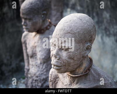 Skulptur von Sklaven, die Opfer von Sklaverei in Stone Town von Sansibar, in der Nähe des ehemaligen Sklavenmarkt gewidmet. Stockfoto