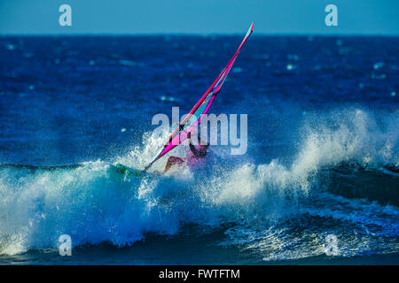 Windsurfer Surfen stürmischen windgepeitschten Welle Maui Hawaii Stockfoto