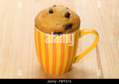 Ein Schokolade-Chip Cupcake, der in einem Becher gebacken wurde. Stockfoto