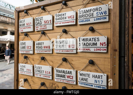 Berühmte Londoner Straßenschilder für Touristen zum Verkauf in Covent Garden, London, England Stockfoto