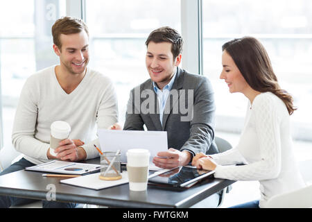 Positive Kollegen diskutieren Projekt Stockfoto