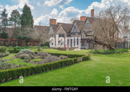 Halls Croft Stratford Upon Avon, Blick auf den Garten und das bedeutende jakobinische Haus von Shakespeares Tochter Susanna und ihrem Ehemann Dr. John Hall, Großbritannien. Stockfoto