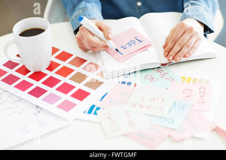 Angenehme Frau Notizen Stockfoto