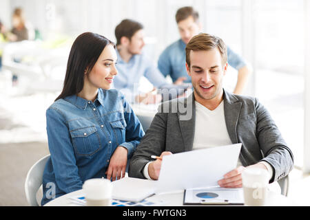 Kolleginnen und Kollegen diskutieren Projekt Stockfoto